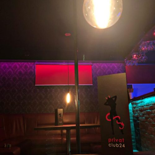 Erotický nočný klub v Žiline - bar a interiér v noci.